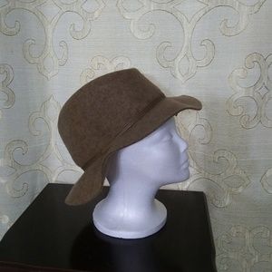 100% wool ladies hat. Brown.